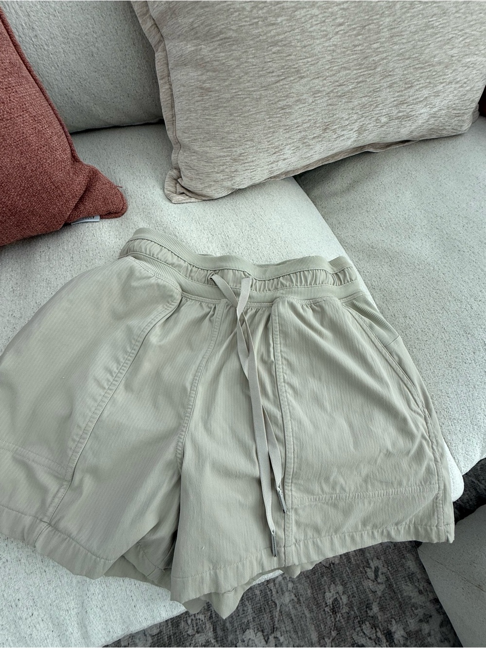 Lululemon Everyday Lightweight Drawstring Womenβs Shorts β Light cream